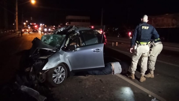 Motorista embriagado perde controle da direção, bate na traseira de uma retroescavadeira e por pouco não morre